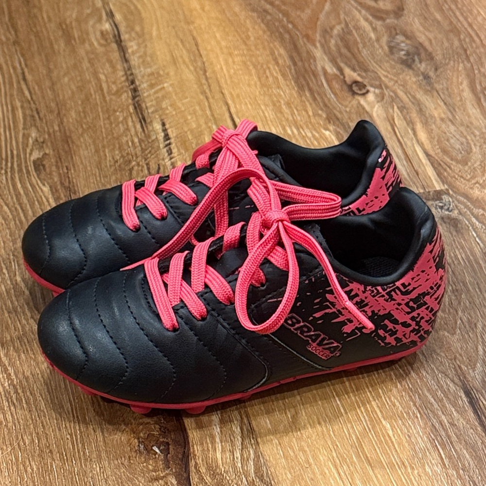 Brava Girls Soccer/Futbol Black & Pink Lace Up Cleats (Size: 11D)(EUC)